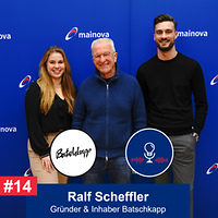 © Mainova Vorschaubild der Podcastfolge zeigt zwei Mitarbeitende der Mainova mit Batschkapp-Gründer Ralf Scheffler.