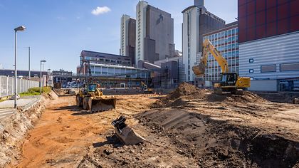 Impressionen der Baustelle am Mainova Heizkraftwerk West: Blick auf die Baugrube.