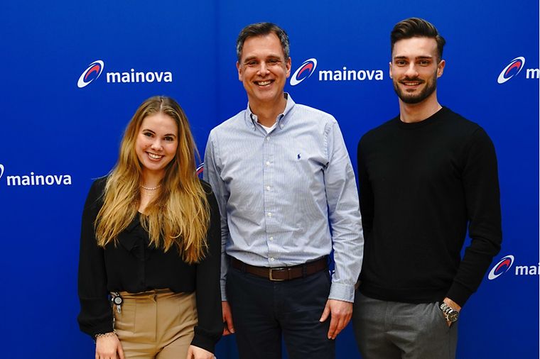 Podcast-Moderatoren Emely und Marco mit Mainova Experte Jörg Schulze Steinen
