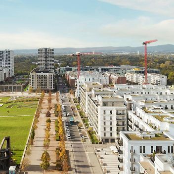 © stock.adobe.com/Jarama Blick auf Wohnquartier mit Kran im Hintergrund