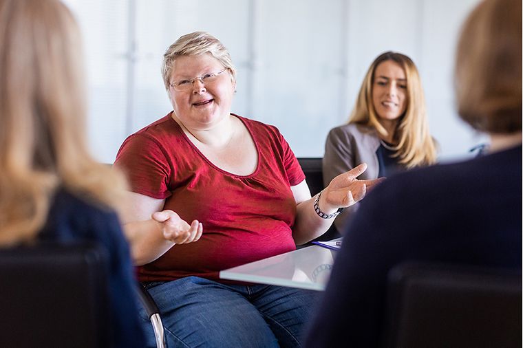 © Mainova/DennisMöbus Frauen sitzen am Konferenztisch und sprechen miteinander