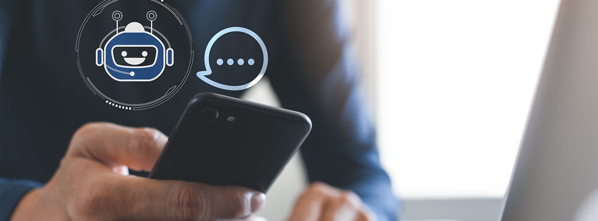 © istock.com/TippaPatt Mann tippt auf Handy