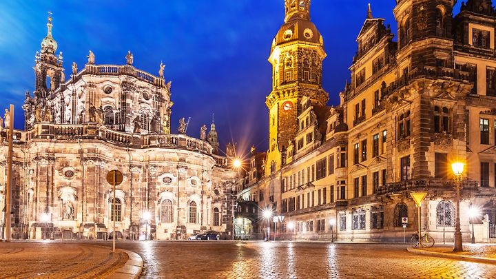 © www.istockphoto.com/scanrail Die Semperoper und das Residenzschloss in Dresden