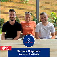 © Mainova Die Podcast Moderatoren Marco und Sebastian sitzen auf einer Holzbank, zwischen ihnen sitzt Diana Bleymehl