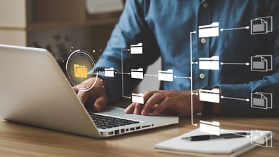 © stock.adobe.com/Pcess609 Laptop mit Ordnericons