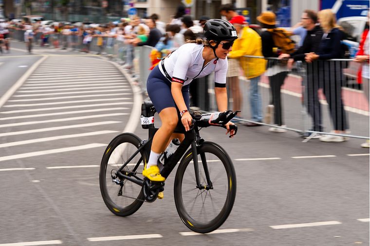 Jenny Frenzel auf dem Fahrrad beim Ironman Triathlon in Frankfurt