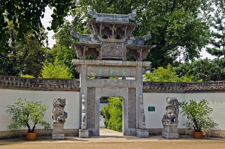 © #visitfrankfurt Ansicht eines asiatischen Steintors im Bethmannpark in Frankfurt
