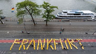 Frankfurter Promenade und dem Schriftzug Frankfurt aus gelben Liegestühlen.