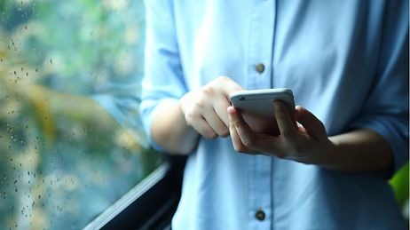 © stock.adobe.com/Vividz Foto auf dem Handy tippende Person