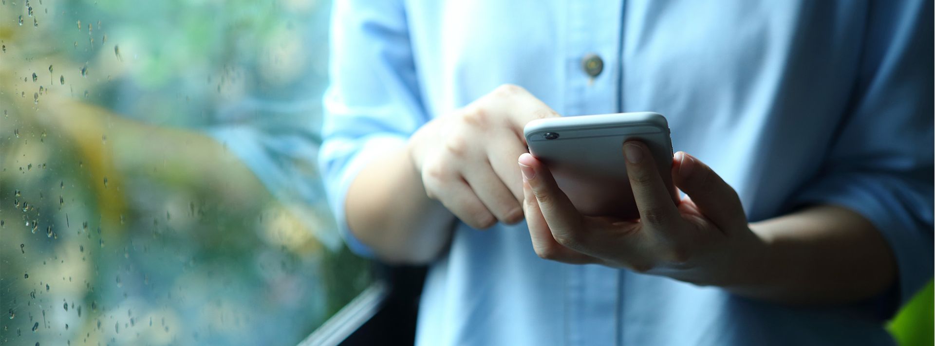 auf dem Handy tippende Person