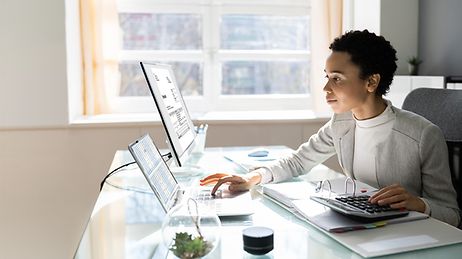 © stock.adobe.com/Andrey Popov Frau schaut auf Laptop