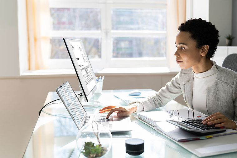 © stock.adobe.com/Andrey Popov Frau schaut auf Laptop