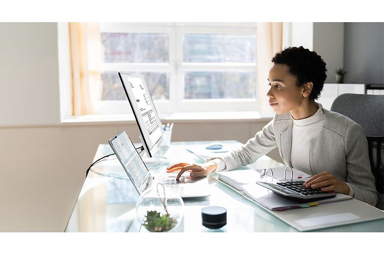 Frau schaut auf Laptop