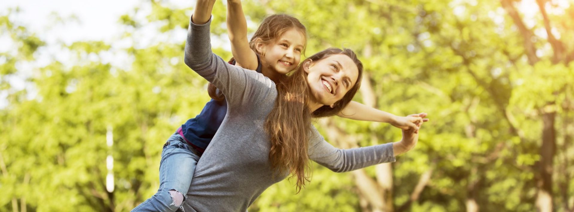 © istockphoto.com/YurolaitsAlbert Mutter und Tochter spielen im Park