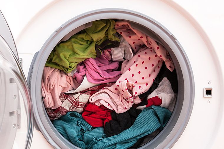 © iStock.com/KatarzynaBialasiewicz Eine vollbeladene Waschmaschine