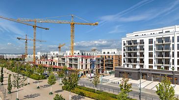 © www.istockphoto.com/FrankWagner Siedlung mit Neubauten und Baukränen