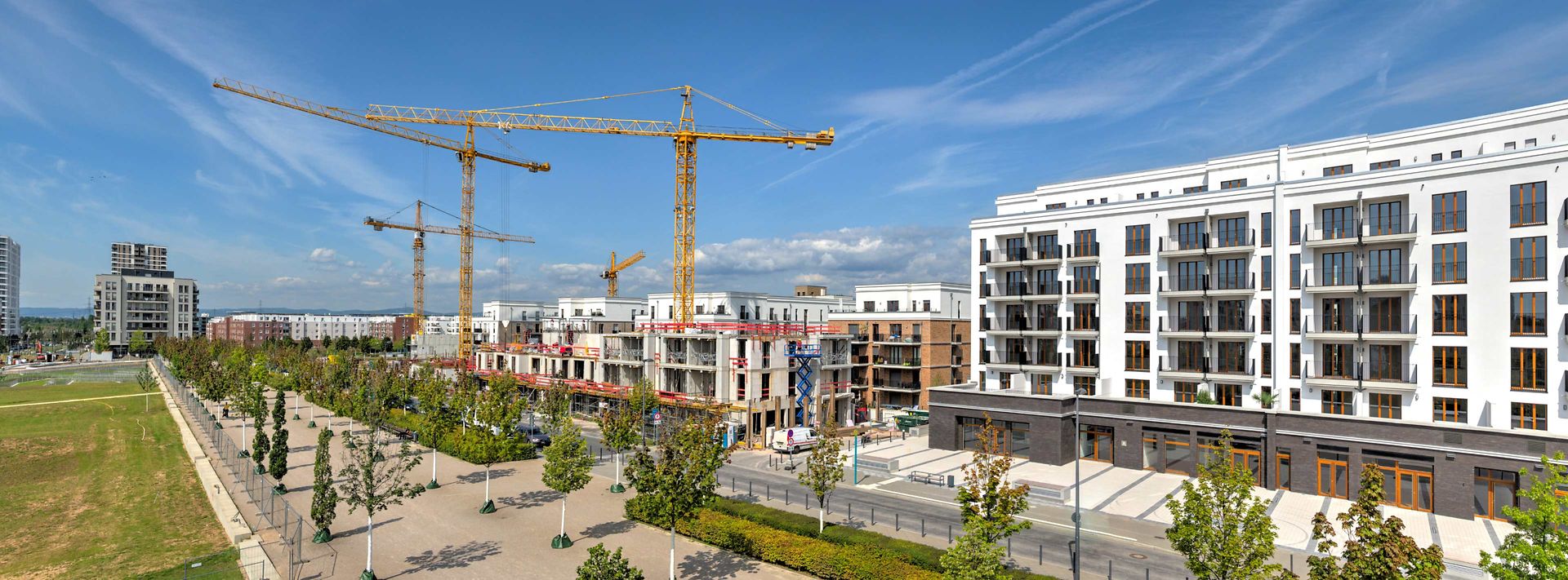 © www.istockphoto.com/FrankWagner Siedlung mit Neubauten und Baukränen