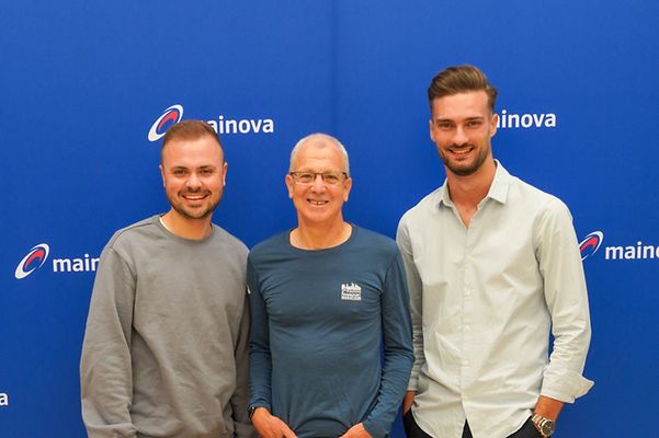 Mainova Podcast-Moderatoren Marco und Basti mit Jo Schindler, Renndirektor Mainova Frankfurt Marathon