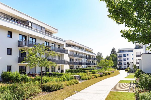 © www.istockphoto.com/ah_fotobox Neubausiedlung mit weißen Wohnhäusern und Grünanlagen