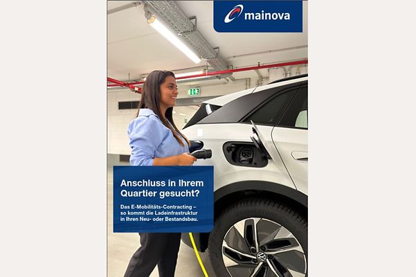 Frau steckt Ladekabel in E-Auto