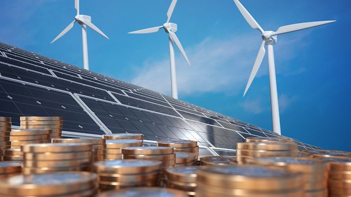 Geldmünzen vor PV- und Winkraftanlage