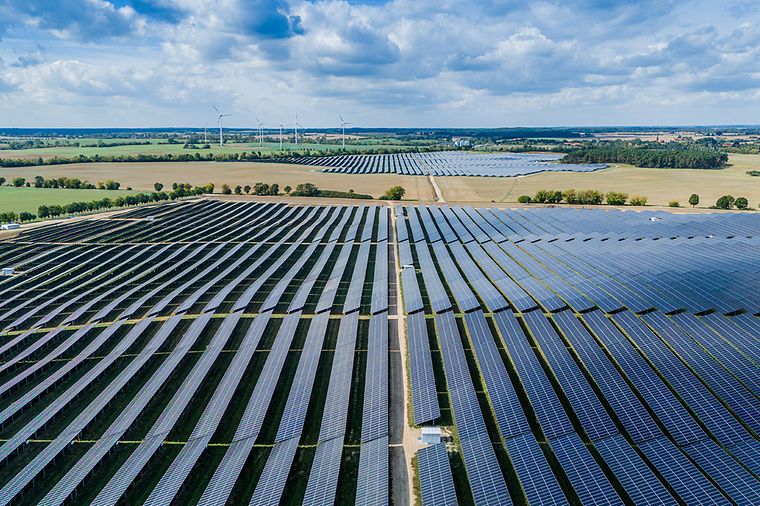 © Mainova Bild eines Solarparks von einer Drohne in der Luft aufgenommen