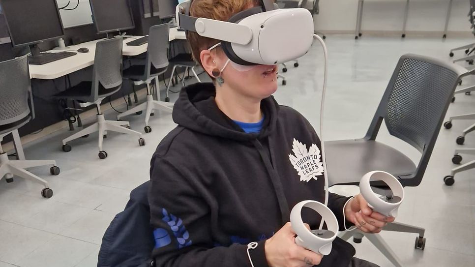 Eine Virtual Reality Brille wird getestet