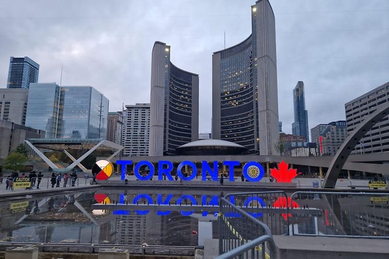 © Jasmin Reffel Leuchtreklame Toronto