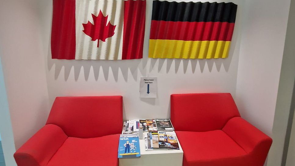 Sitzecke mit Fahne von Kanada und Deutschland