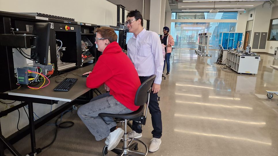 Lernen in Seneca College mit technischen Geräten.