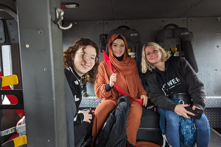 © Jasmin Reffel Die drei Auszubildenden bei der Feuerwehr in Toronto