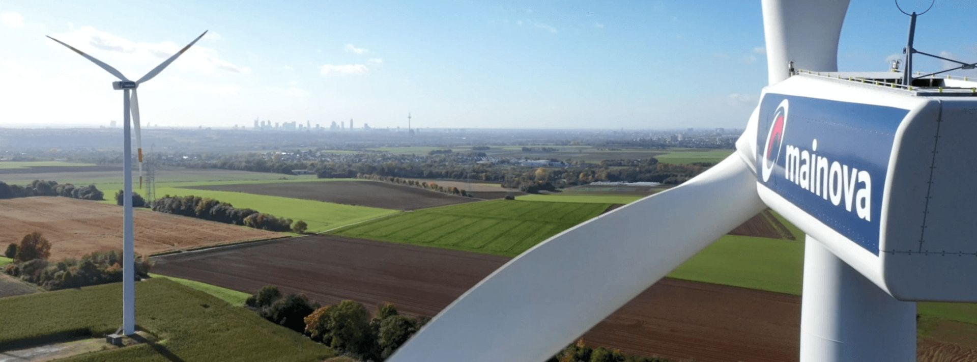 © Mainova Zwei Windräder, das vordere zeigt Mainova-Logo