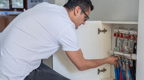 Mann stellt Hausheizung zu Hause ein