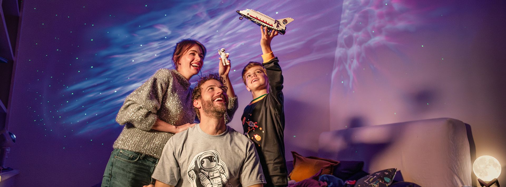 Kinder und Vater spielen mit Spielzeug-Raumschiff