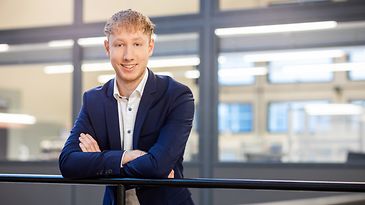 © Mainova/DennisMöbus Recruiter Maximilian Zuncke steht an einem Geländer