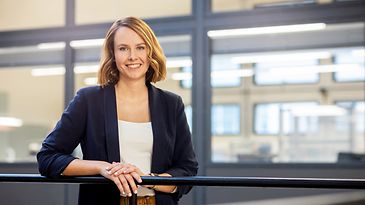 © Mainova/DennisMöbus Recruiterin Vanessa Lichtenfeld steht an einem Geländer