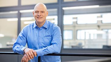 © Mainova/AndreFormer Philipp Grosenick angelehnt an einem Gelände im Ausbildungszentrum