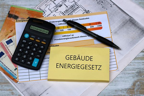 © stock.adobe.com/Racamani Taschenrechner und Zettel mit Aufschrift "Gebäudeenergiegesetz"
