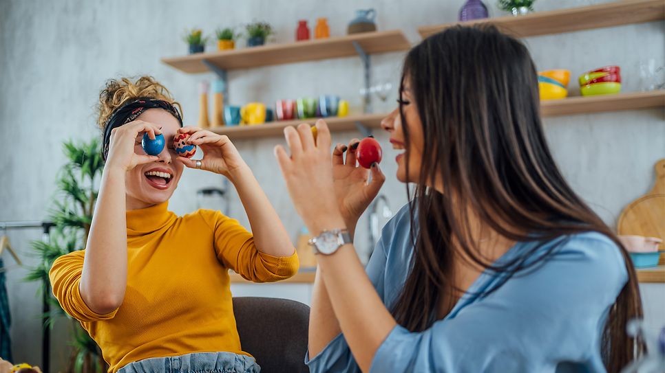 Zwei Frauen haben Spaß mit Ostereiern