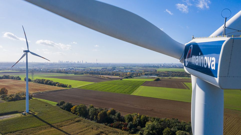 Blick über Windradflügel, ländliche Landschaft, Skyline Frankfurt in Distanz zu sehen
