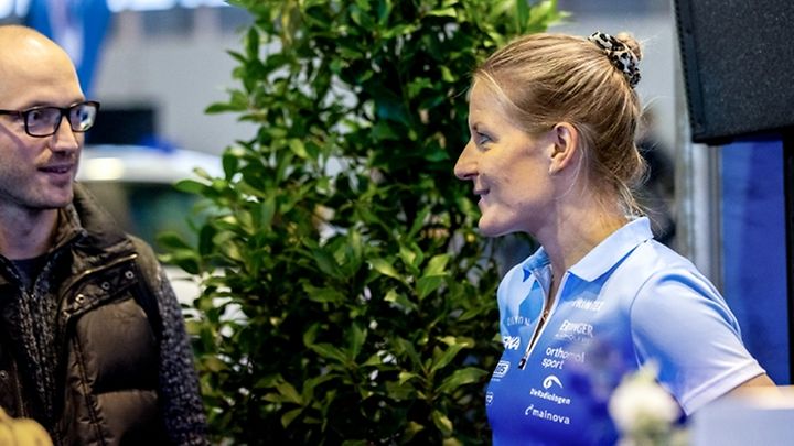 Gespräch zwischen einer Mainova-Mitarbeiterin und einem Besucher.