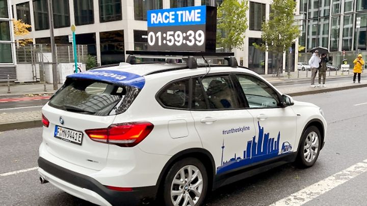 Auto mit Zeitmessung für ein Rennen - "RACE TIME 01:59:39"