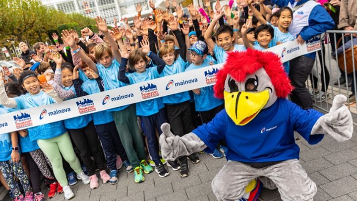 Kinder und Mainova Maskottchen jubeln bei einem Mainova-Event.