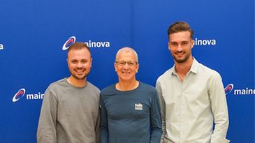 Jo Schindler steht vor einer Mainova Fotowand