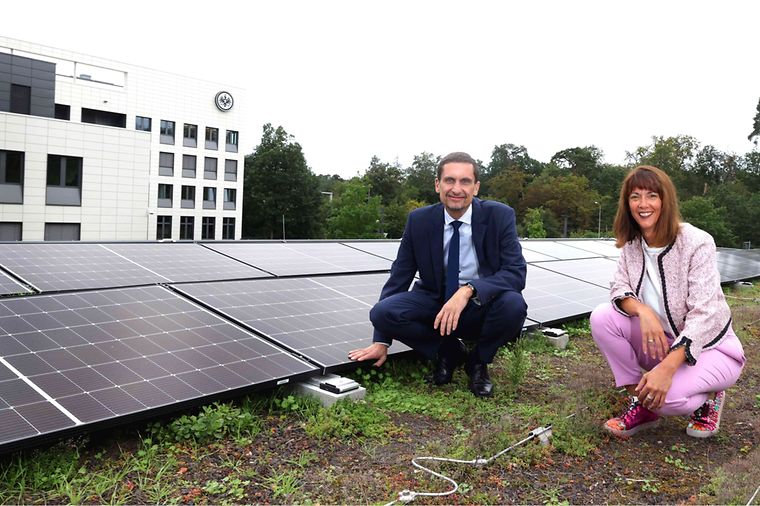 © Mainova Eintracht Frankfurt-Vorstand Oliver Frankenbach mit Mainova-Vorständin Diana Rauhut neben Solarpanelen
