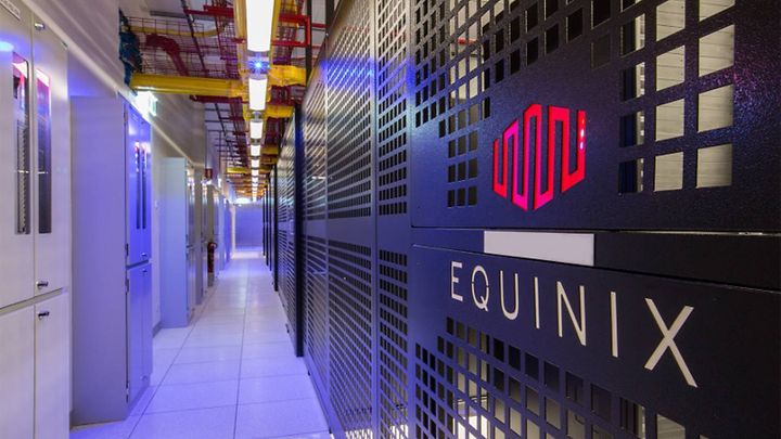 Innenansicht eines Rechenzentrums, Logo Equinix
