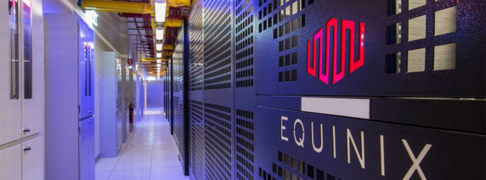 © Equinix Innenansicht eines Rechenzentrums, Logo Equinix