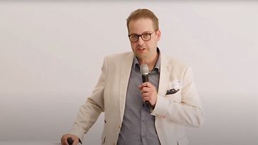 © Mainova Herr Hagner spricht in ein Mikrofon.