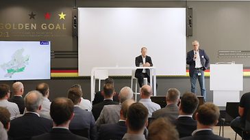 © Mainova Ein Mann steht vor einem Publikum und hält eine Präsentation.