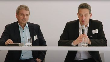 © Mainova Zwei Mainova Vorstände sitzen an einem Tisch und sprechen in Mikrofone.